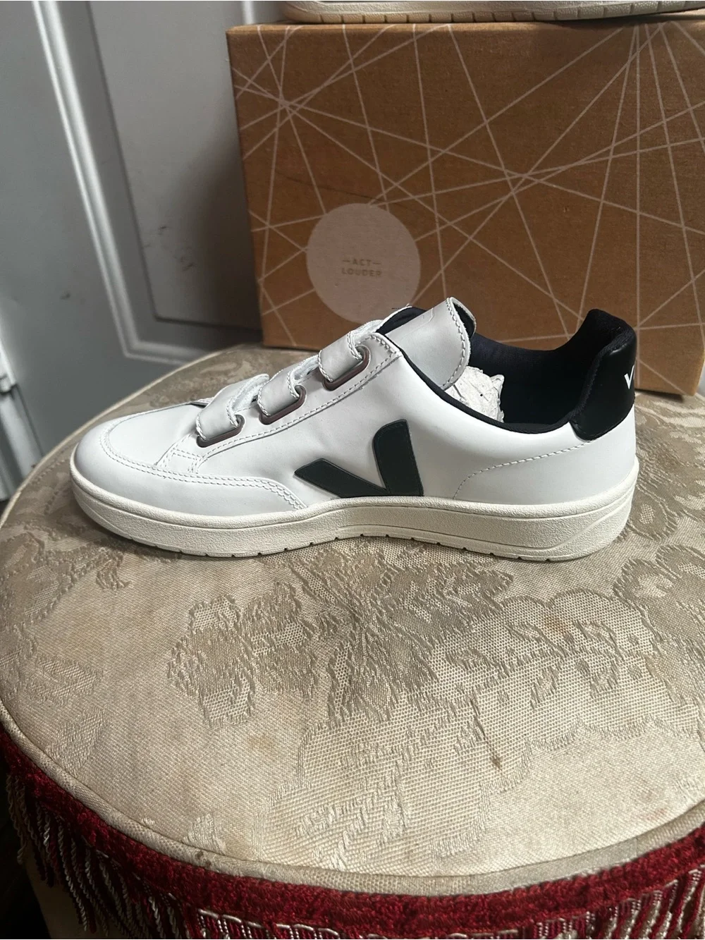Veja women’s V-Lock White Sneakers with Black Accent - Velcro Closure Sz 9